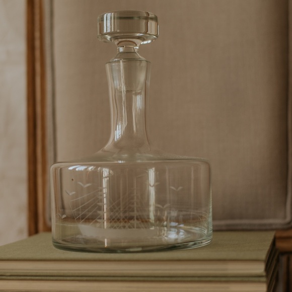 Vintage etched glass decanter with ship detail - Picture 3 of 4